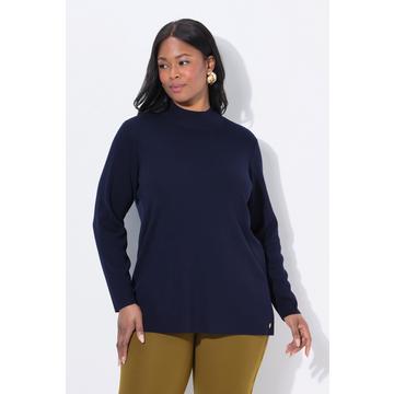 Pull en maille fine et douce, col légèrement montant en maille côtelée, manches longues