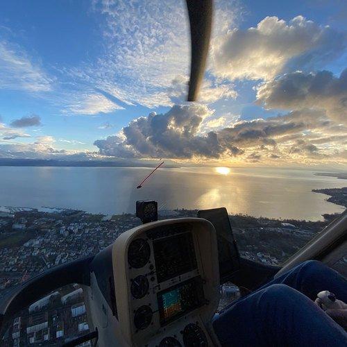 Geschenkidee  Initiation au pilotage d'hélicoptère en double commande durant 20 minutes (pour 1 personne) 