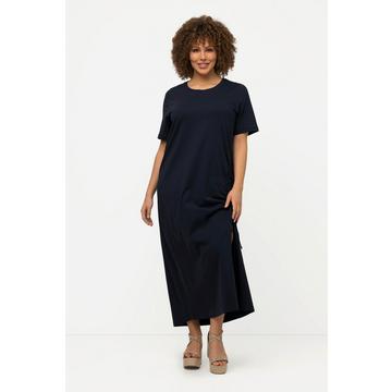 Robe midi à manches courtes. Décolleté rond. Fronces.