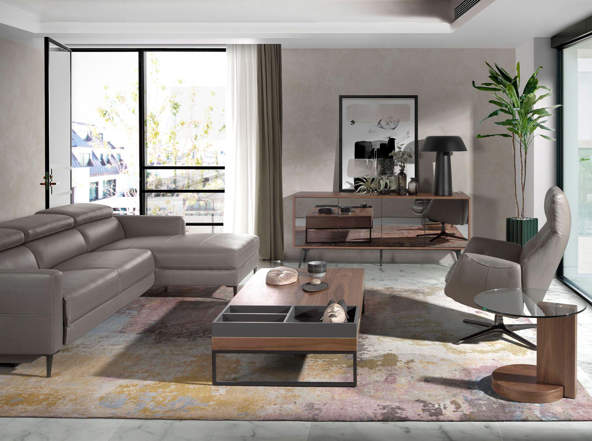 ANGEL CERDA Runder Ecktisch aus gehärtetem Glas und Nussbaumholz  