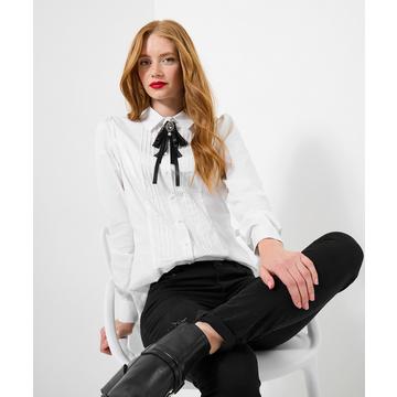 Weißes Hemd mit Schmuckbrosche