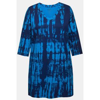 Ulla Popken  T-shirt long, col en V et manches 3/4. Ligne en A et motif batik. 