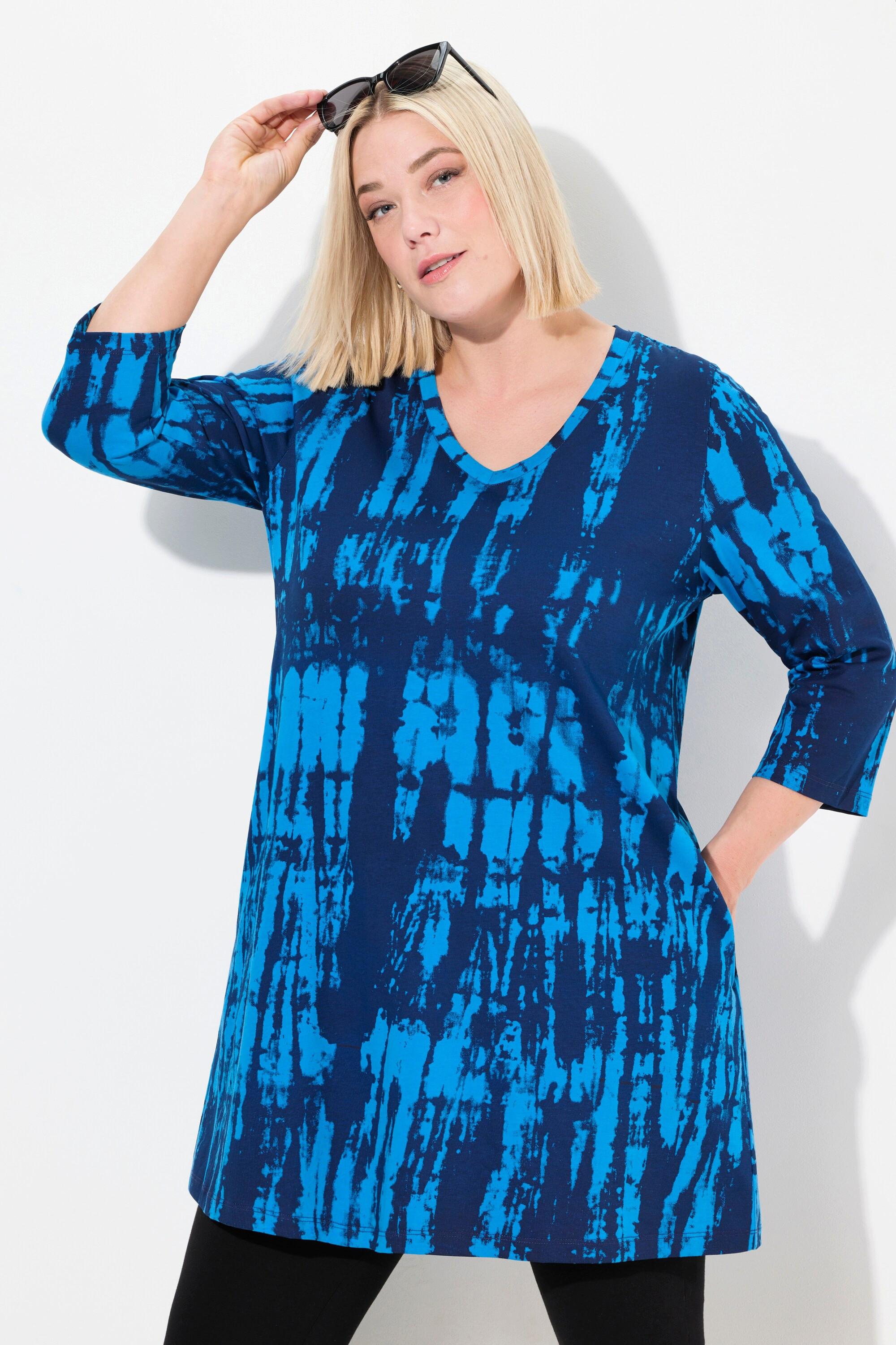 Ulla Popken  T-shirt long, col en V et manches 3/4. Ligne en A et motif batik. 