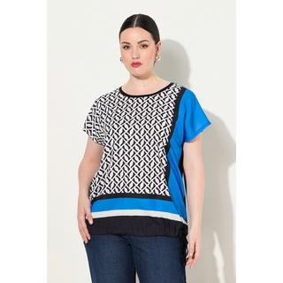 Ulla Popken  Blouse esprit patchwork, satin sur le devant. Décolleté rond et manches courtes. 