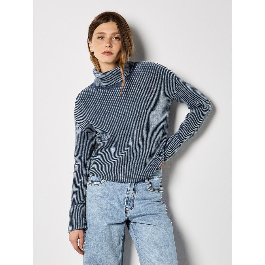 Rollkragenpullover aus geripptem, stonewashed Strick