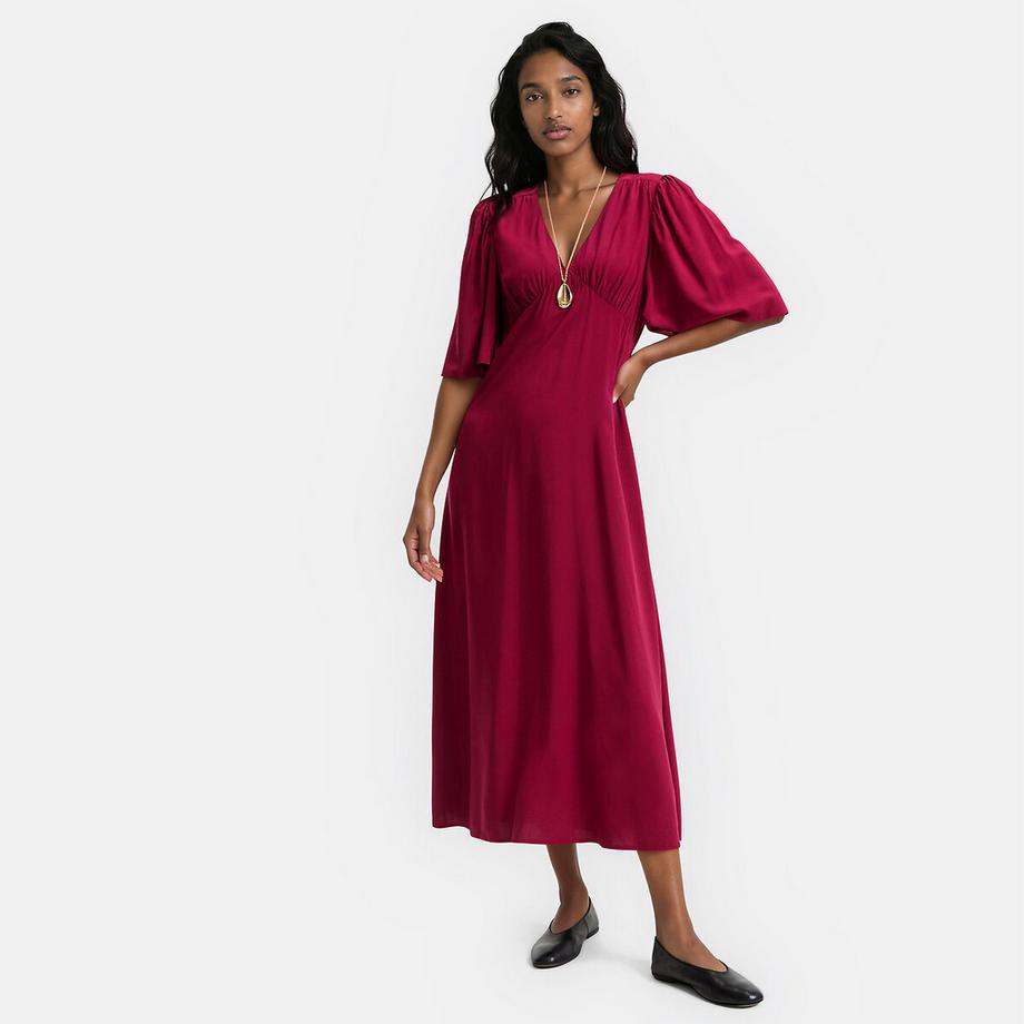 Robe longue à col V et manches courtes papillon