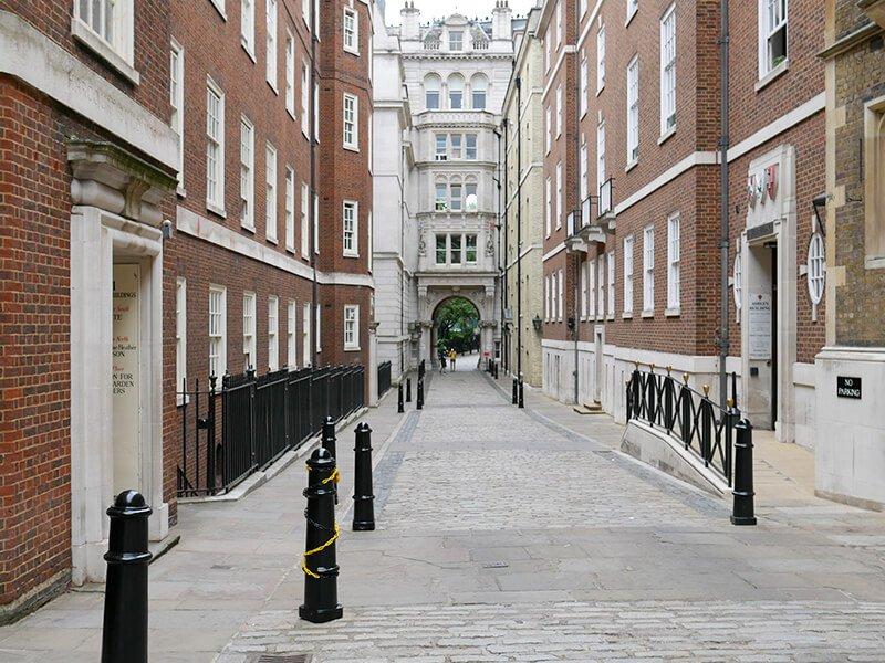 Smartbox  Com’è bello passeggiar con Mary Poppins®: tour di Londra a piedi per 2 - Cofanetto regalo 