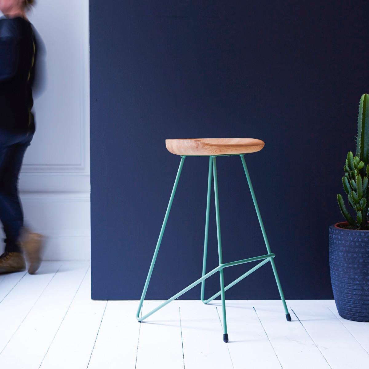 Tikamoon Tabouret haut en frêne massif et métal lichen Mari  