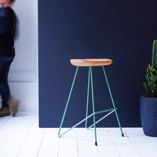 Tikamoon Hoher Hocker aus massivem Eschenholz und Metall lichen Mari  