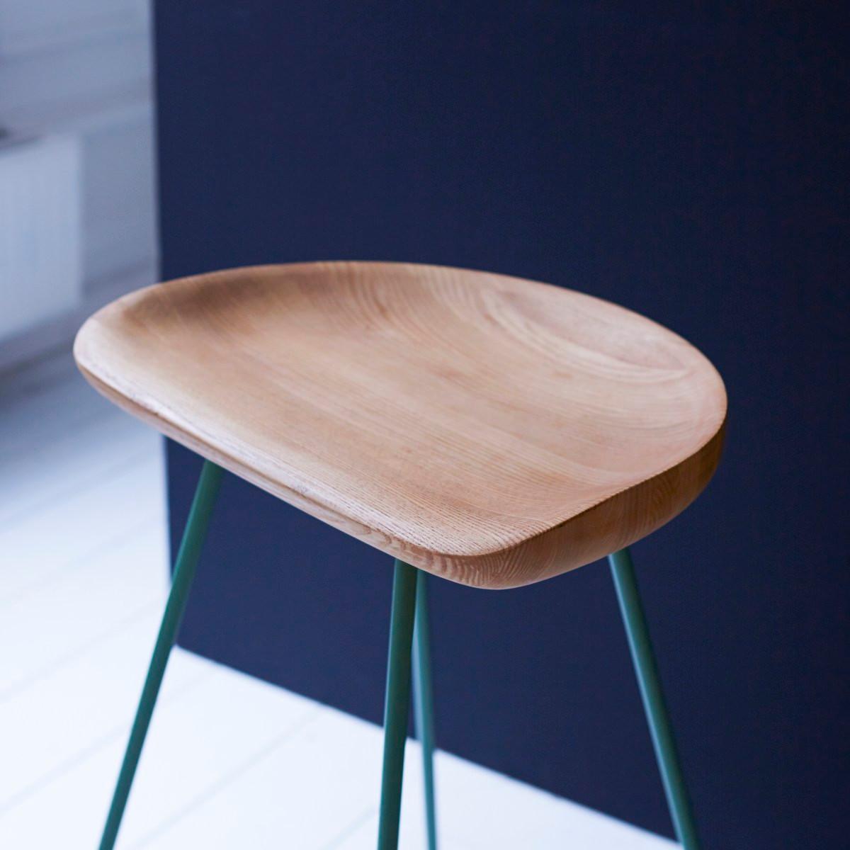 Tikamoon Sgabello alto in legno massello di frassino e metallo lichen Mari  