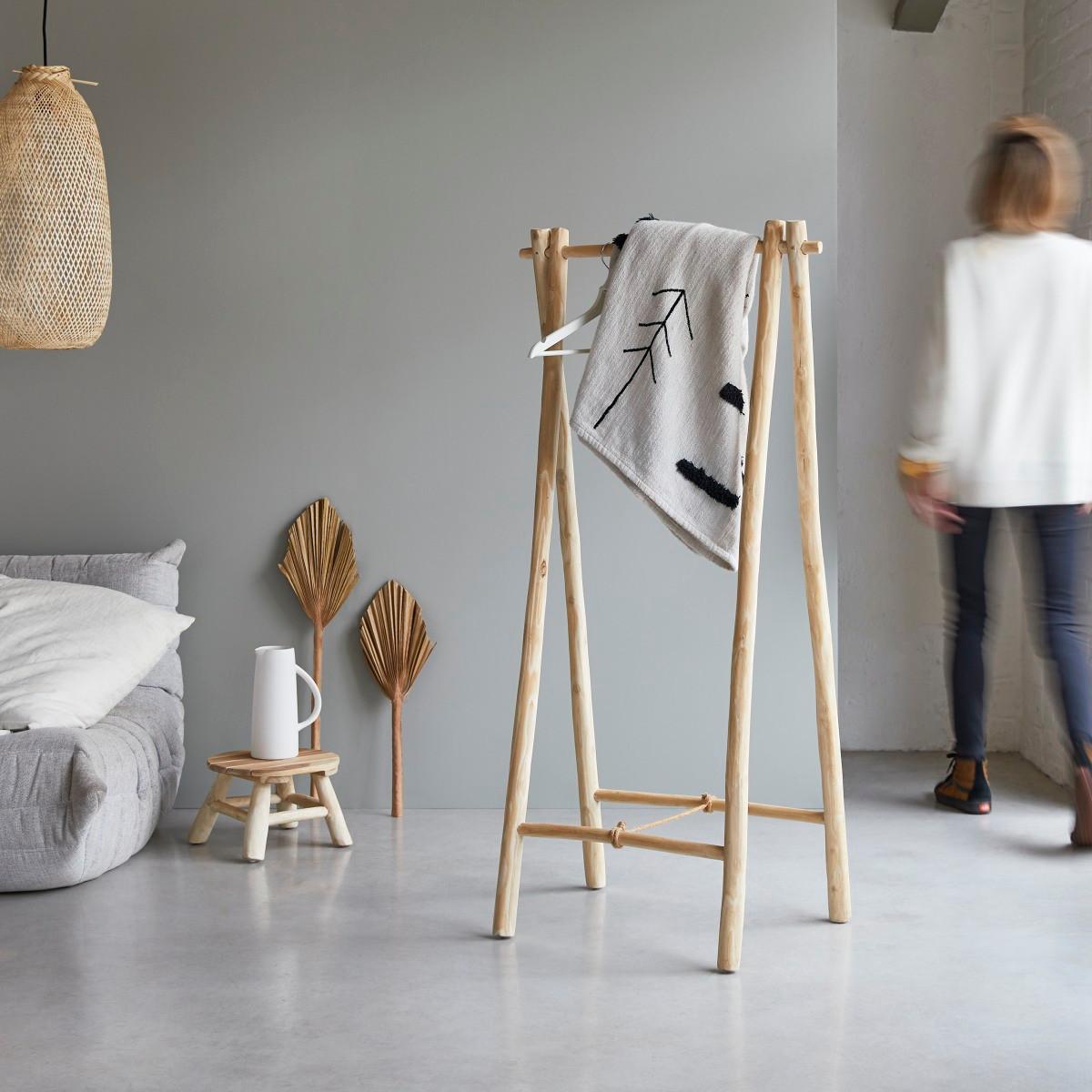 Tikamoon Attaccapanni semplice in teak massello Kilim  