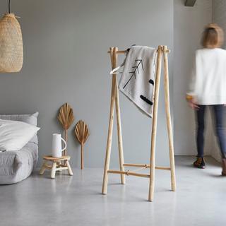 Tikamoon Attaccapanni semplice in teak massello Kilim  