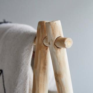 Tikamoon Attaccapanni semplice in teak massello Kilim  