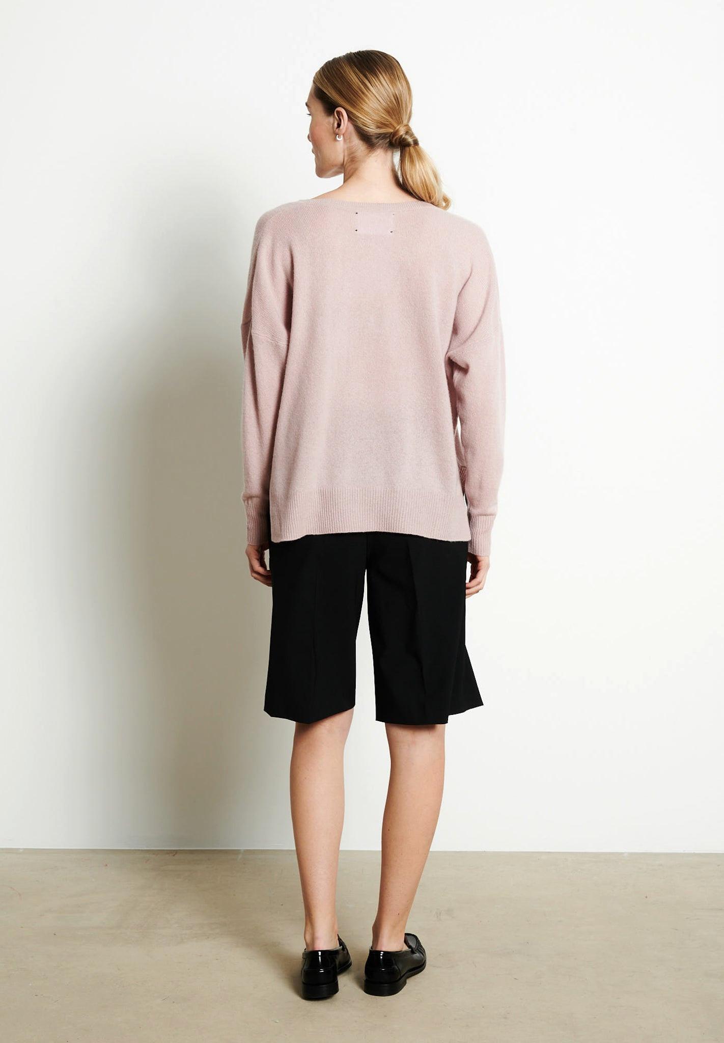 Studio Cashmere8  RIA 3 Maglia profonda oversize con scollo a V - 100% cashmere 