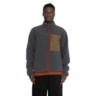 Revolution Kurze Plüschjacke mit kontrastierender Brusttasche  