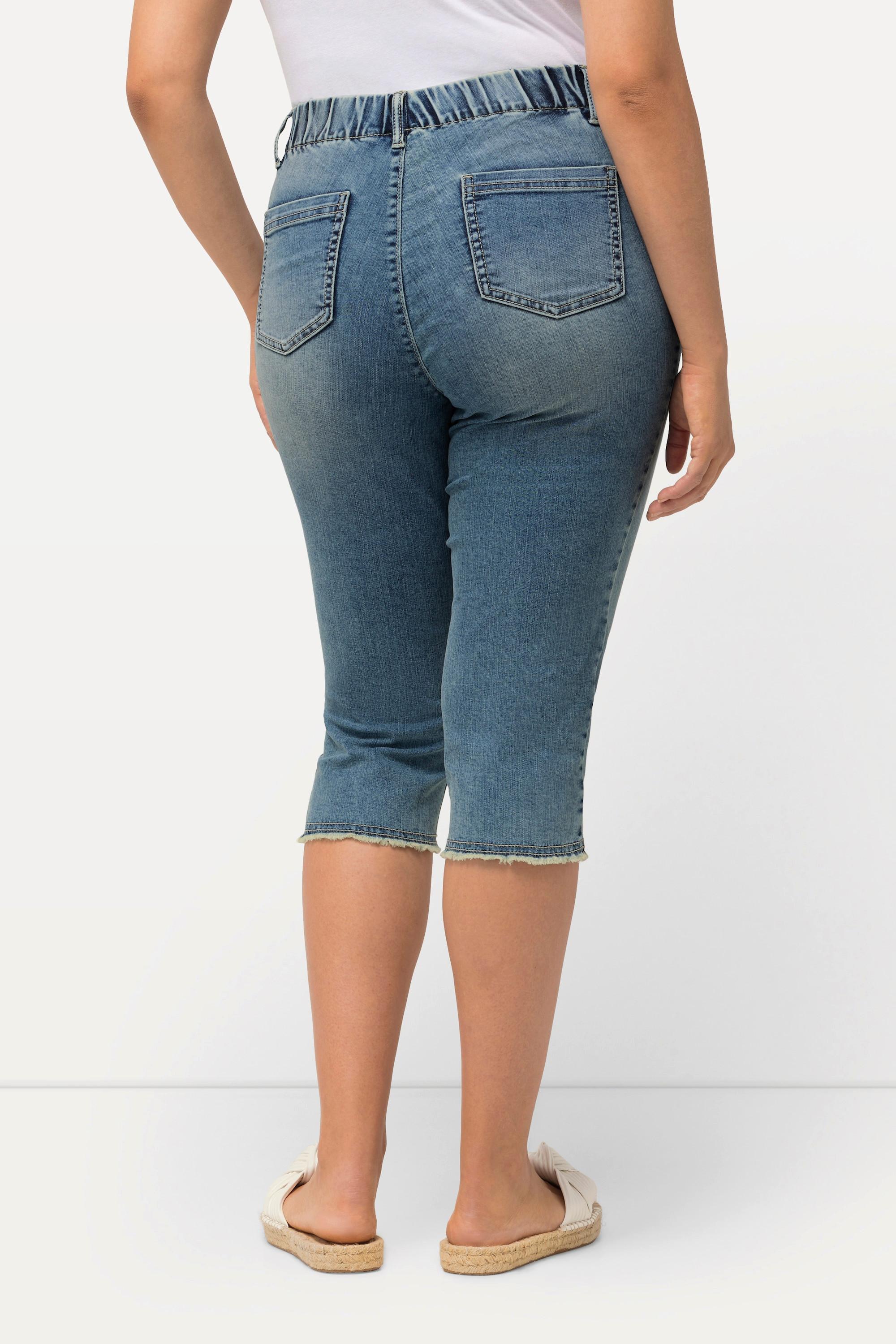 Ulla Popken  Jeans Capri modello Sienna con orli sfrangiati, taglio della gamba aderente e cintura elastica 