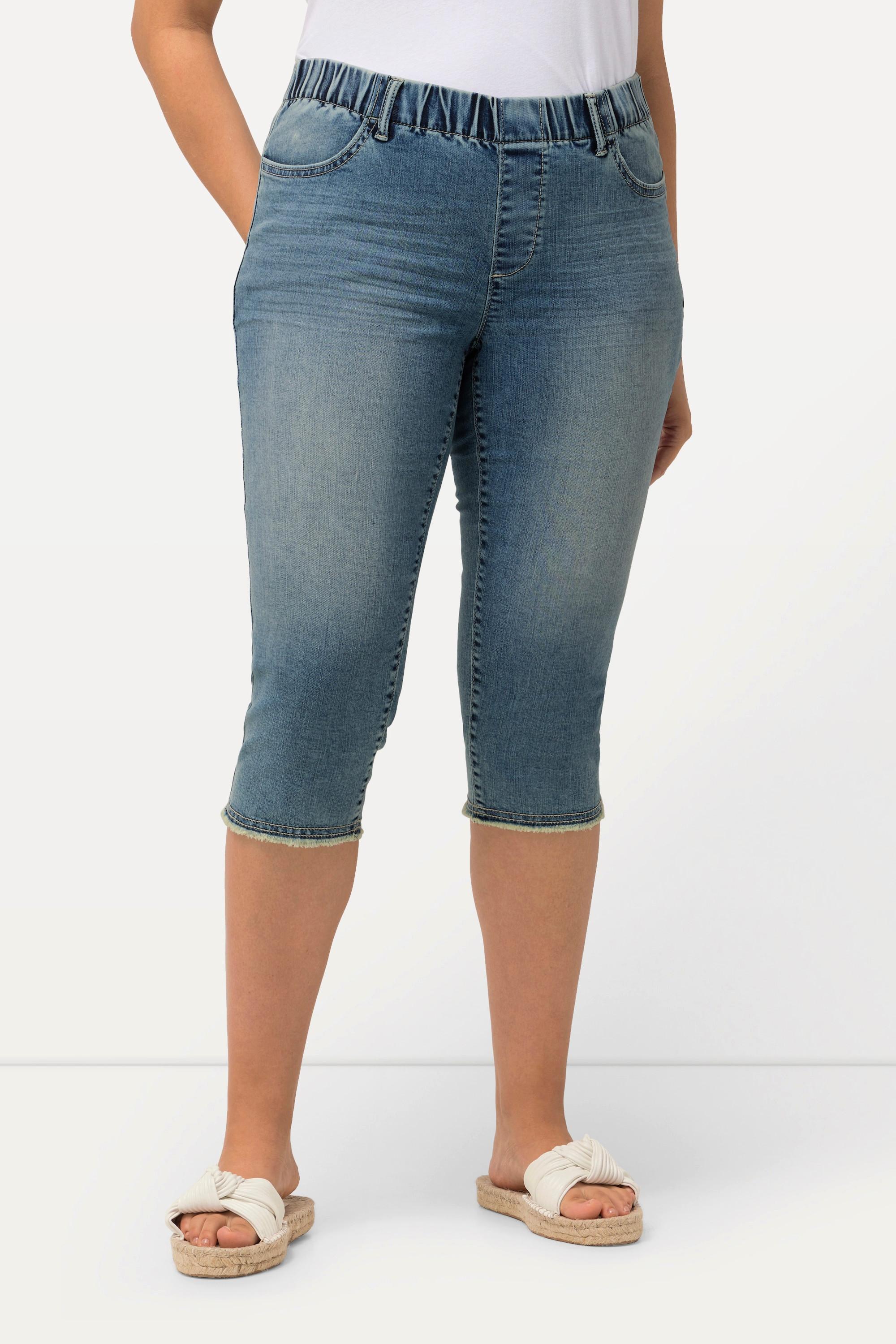 Ulla Popken  Jeans Capri modello Sienna con orli sfrangiati, taglio della gamba aderente e cintura elastica 