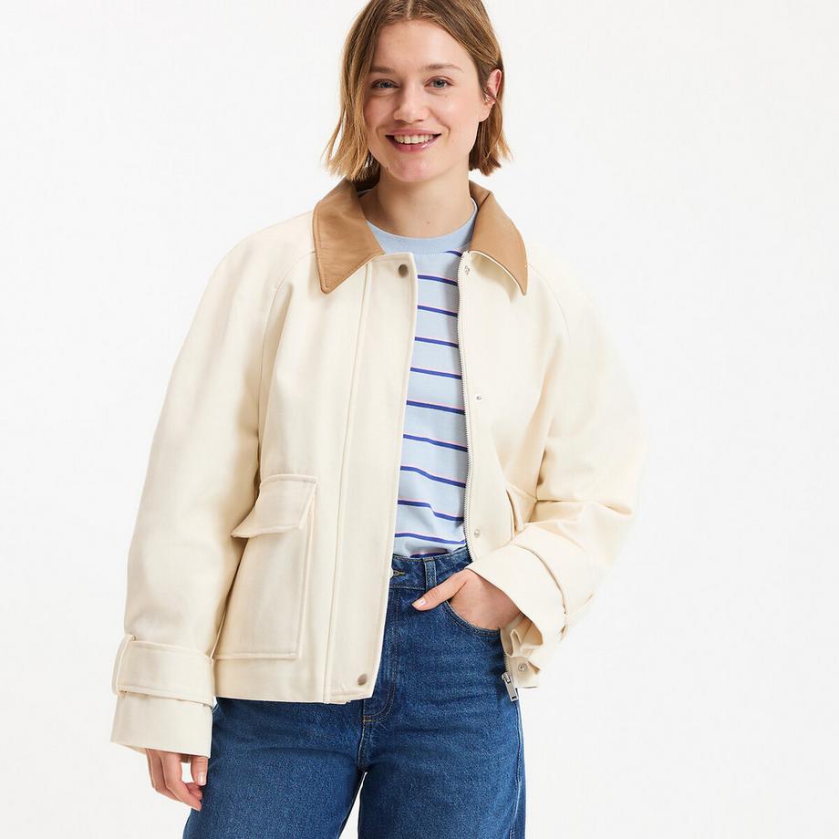 Jacke mit kontrastierendem Kragen