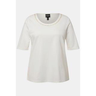 Ulla Popken  T-shirt manches 3/4. Décolleté rond sublimé par de petites perles fantaisie. Silhouette en A évasée. 