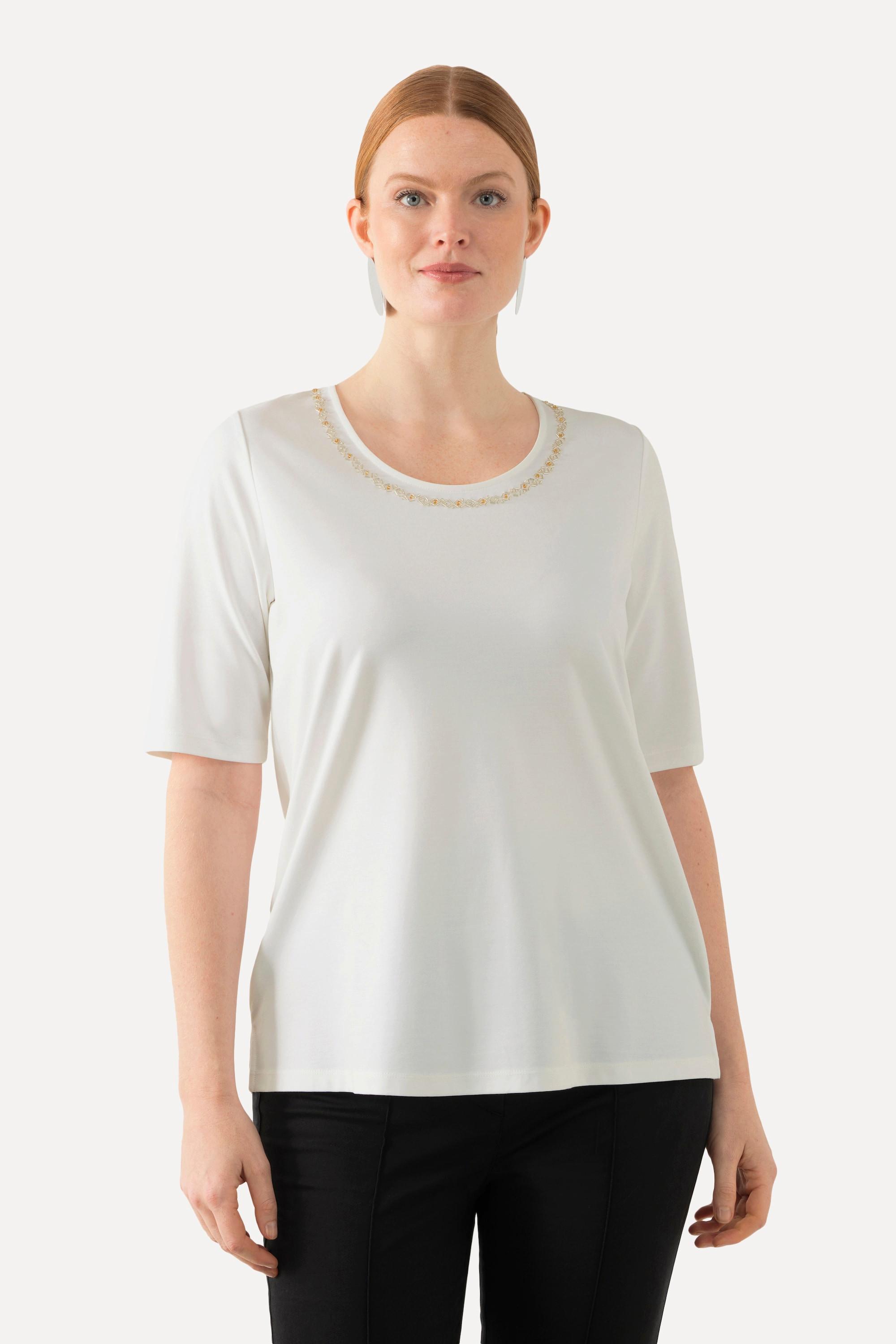 Ulla Popken  T-shirt manches 3/4. Décolleté rond sublimé par de petites perles fantaisie. Silhouette en A évasée. 