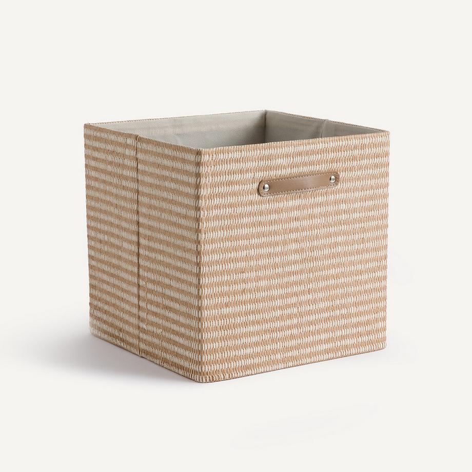 Würfelförmiger Korb aus geflochtenem Papier