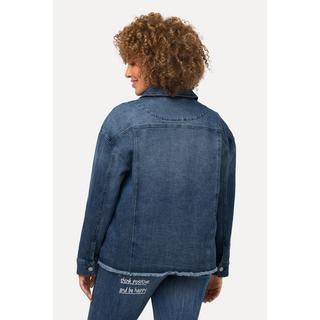 Ulla Popken  Giacca di jeans dal taglio oversize con stampa con parole, colletto da camicia e orli sfrangiati 