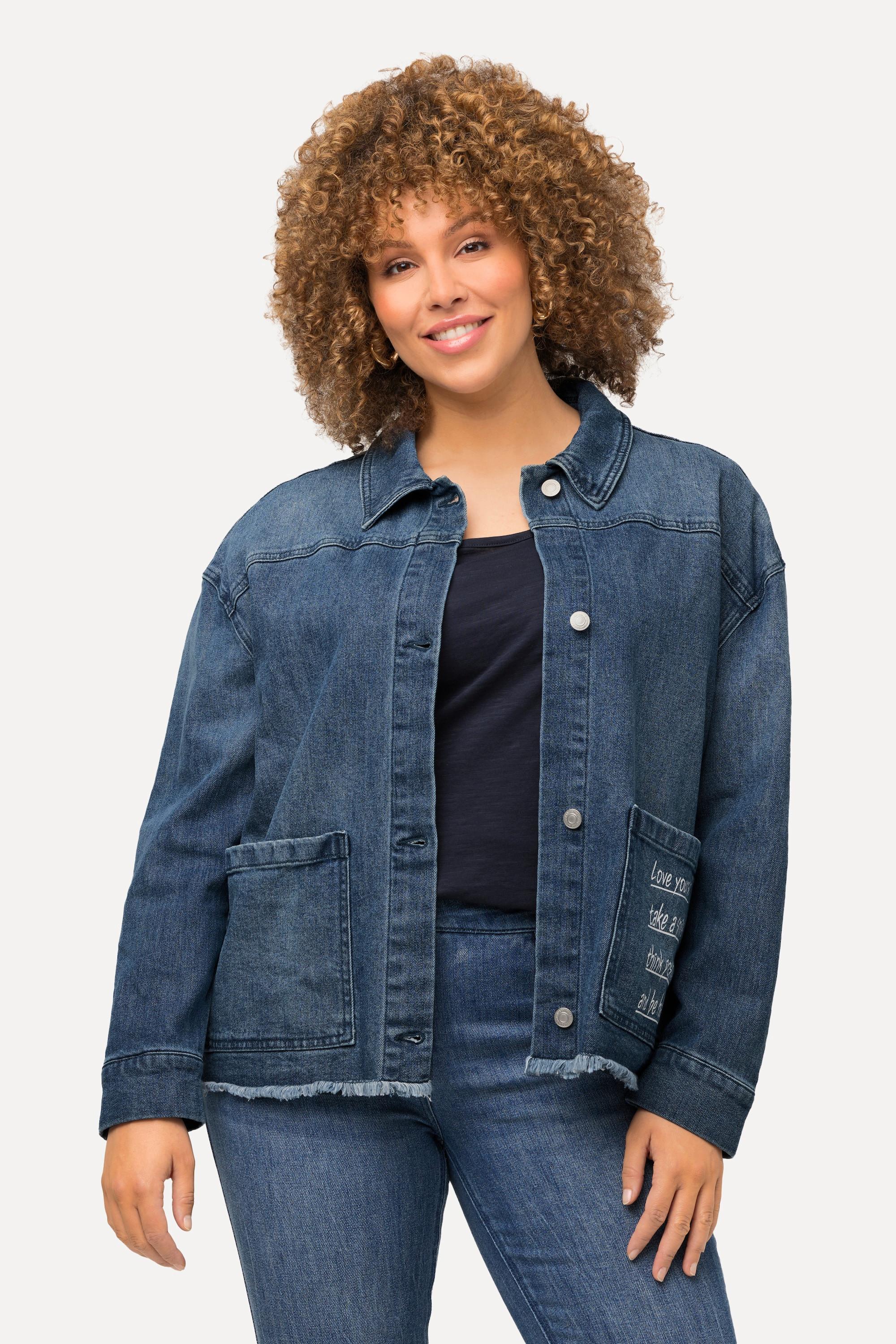 Ulla Popken  Giacca di jeans dal taglio oversize con stampa con parole, colletto da camicia e orli sfrangiati 