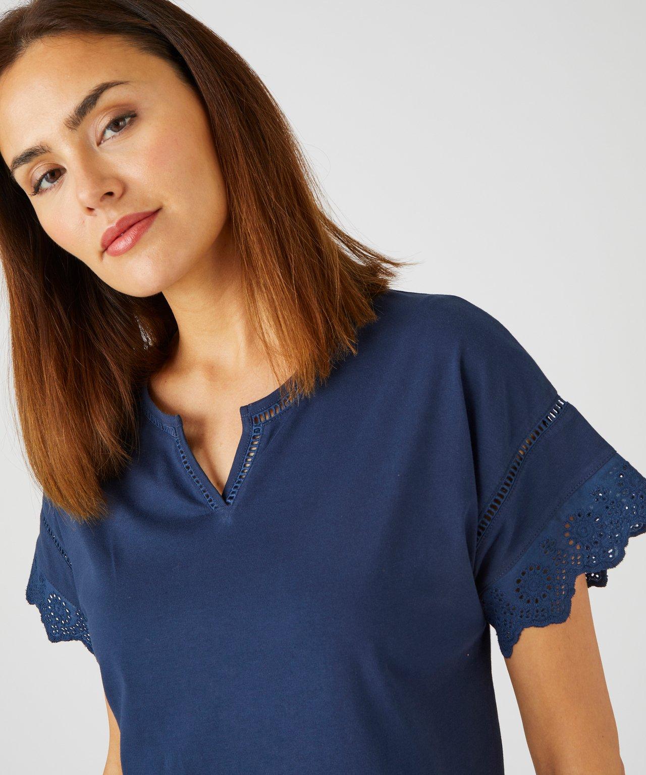 Damart  Tee-shirt broderies anglaises en pur coton biologique. 