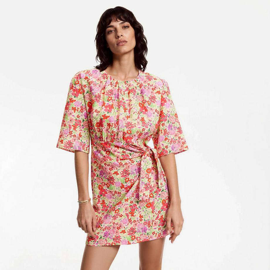 Kurzes Kleid mit kurzen Ärmeln und Blumenprint