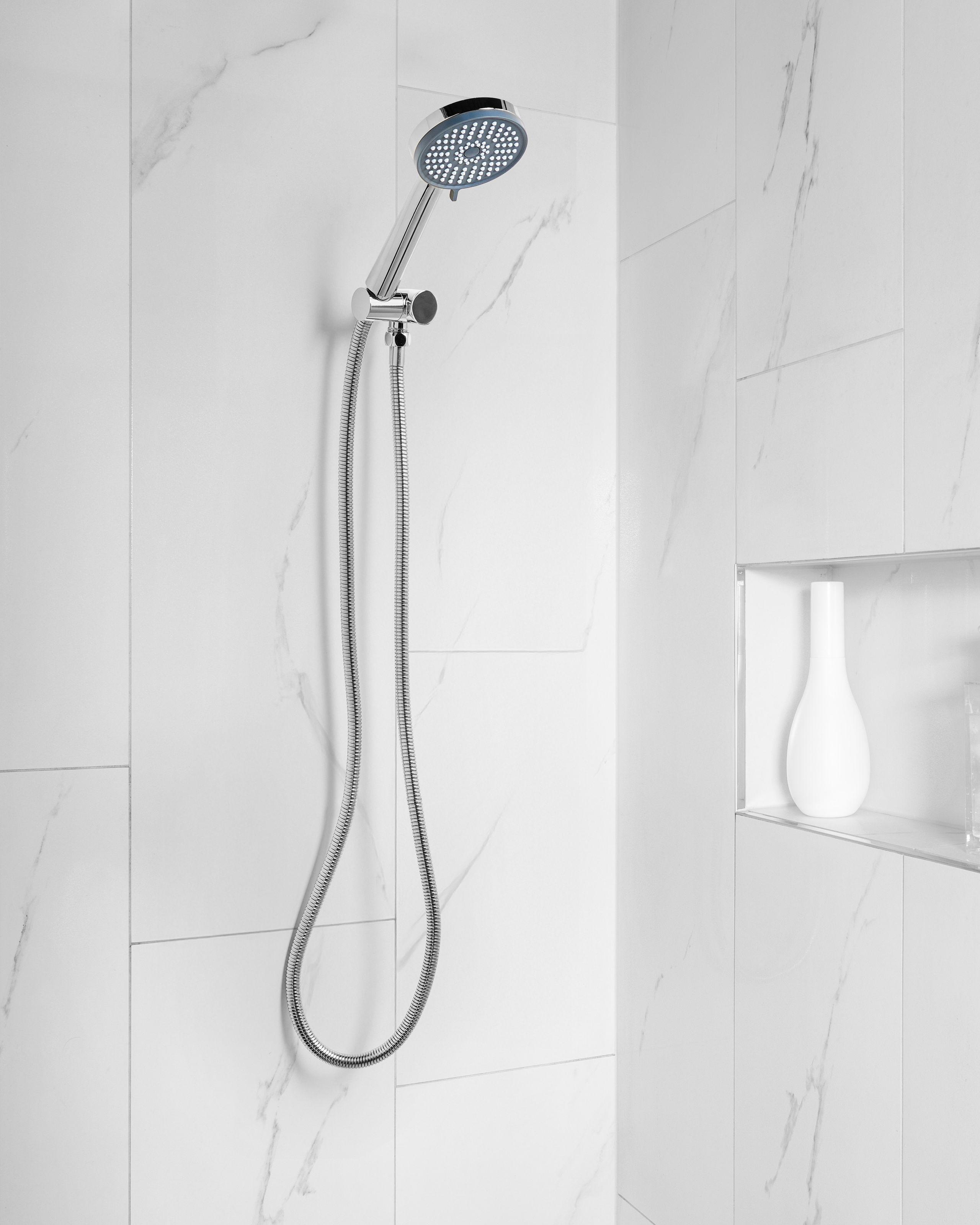 Beliani Duschkopf mit Schlauch aus ABS (robuster Kunststoff) Klassisch SURIPA  