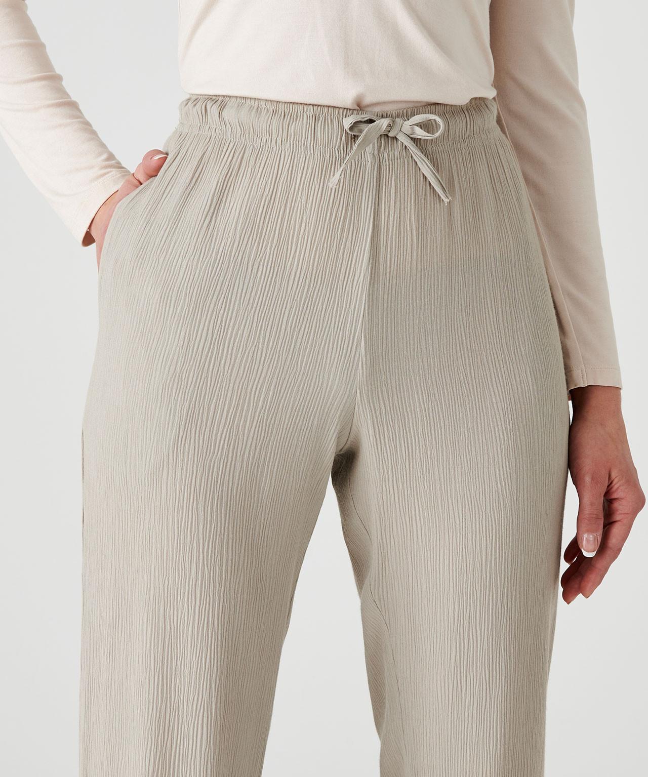 Damart  Pantalon en crépon. 