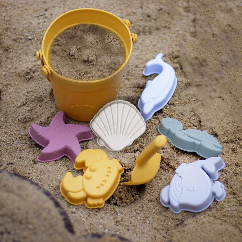 Intirilife  Set Di 9 Giocattoli Di Sabbia Con 6 Stampi, Secchiello, Paletta E Borsa Per Il Trasporto 