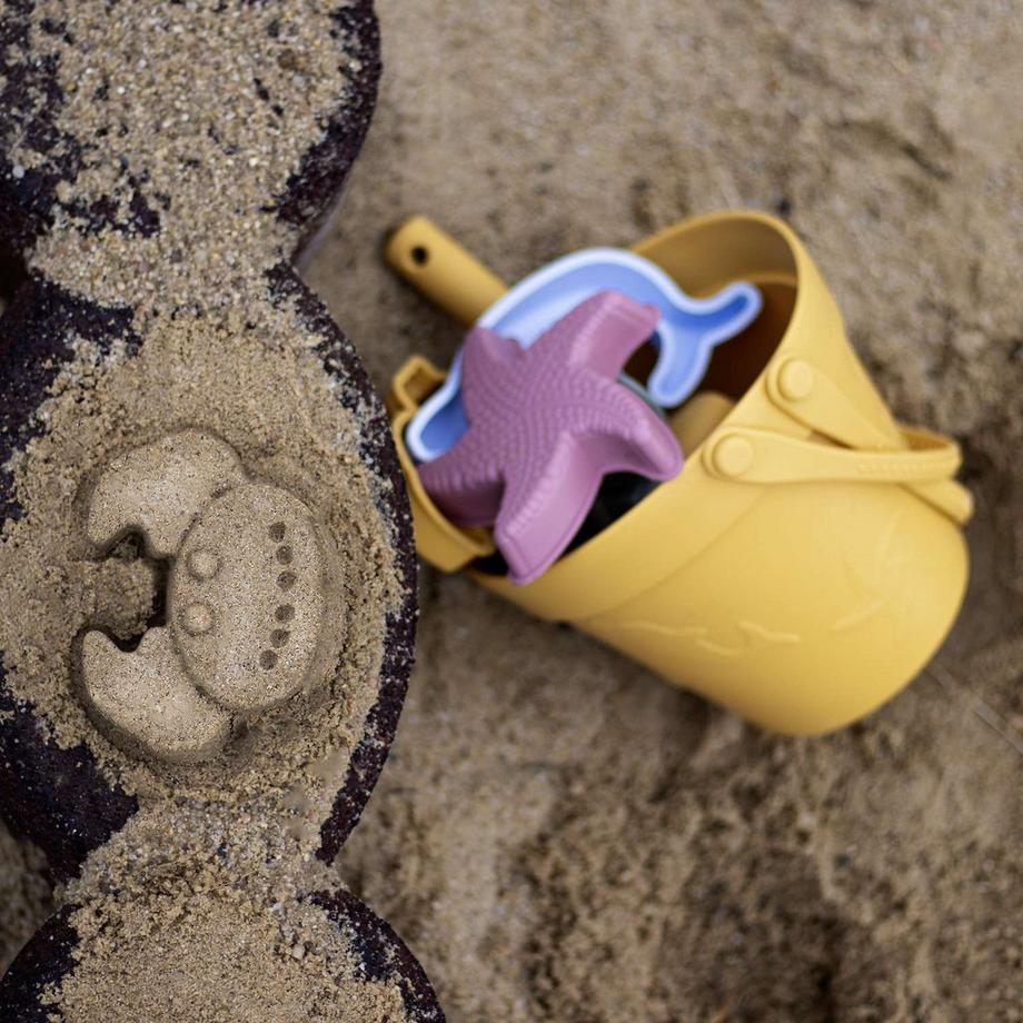 Intirilife  Set Di 9 Giocattoli Di Sabbia Con 6 Stampi, Secchiello, Paletta E Borsa Per Il Trasporto 