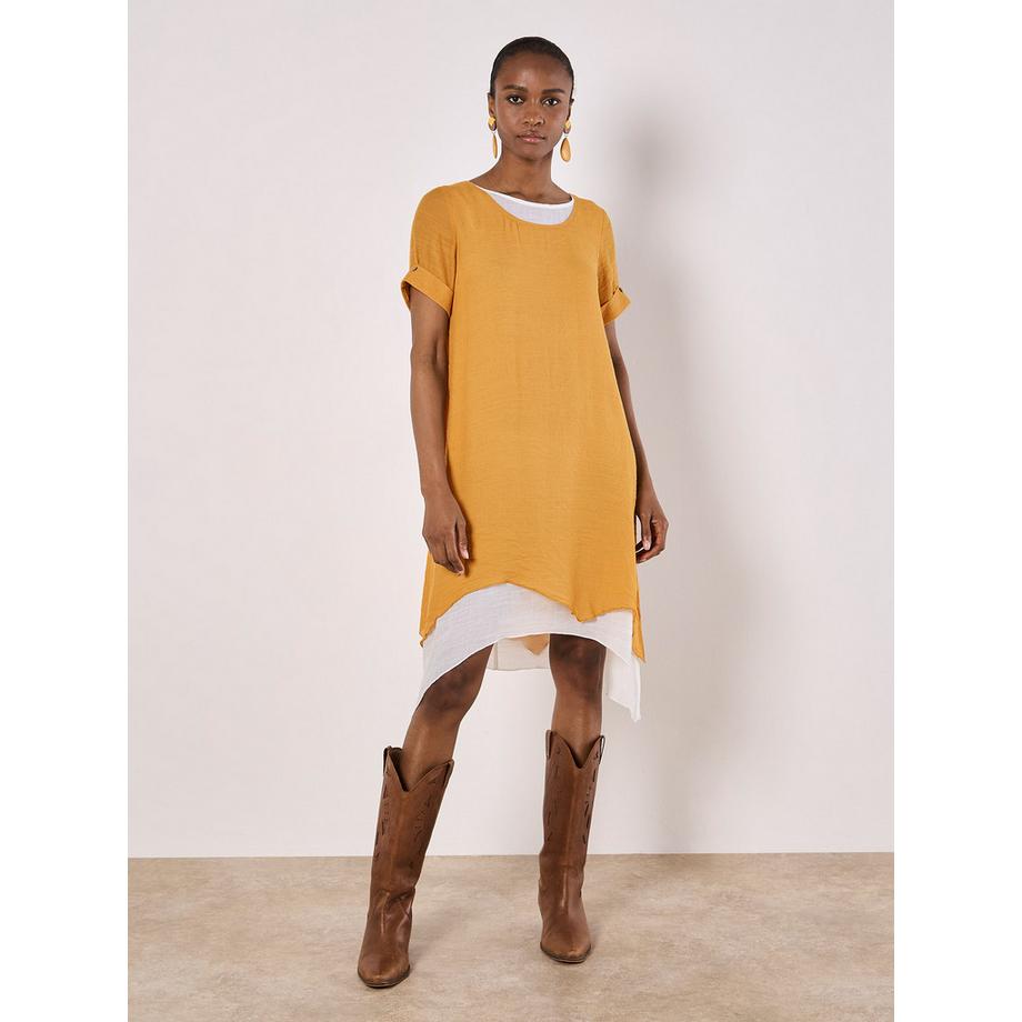 Schimmerndes Kleid mit umgeschlagenen Ärmeln
