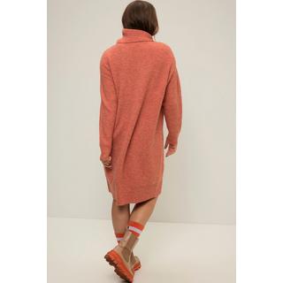 Studio Untold  Robe oversize en maille, longueur mini, col roulé, manches longues 