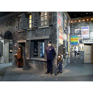 Smartbox  Visite du musée Chaplin's World : entrées pour 2 adultes et 1 enfant - Coffret Cadeau 