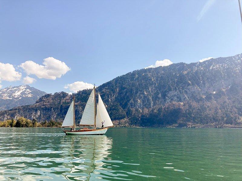 Smartbox  1 magica notte in barca a vela sul lago di Thun e bottiglia di vino - Cofanetto regalo 