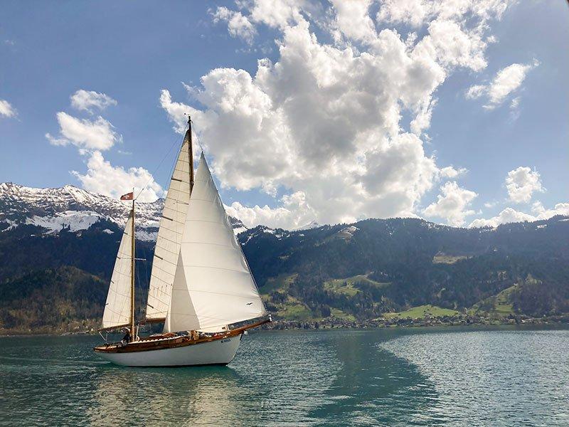 Smartbox  1 magica notte in barca a vela sul lago di Thun e bottiglia di vino - Cofanetto regalo 