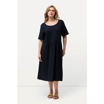 Robe midi en jersey, décolleté rond et manches courtes. Silhouette en A évasée.