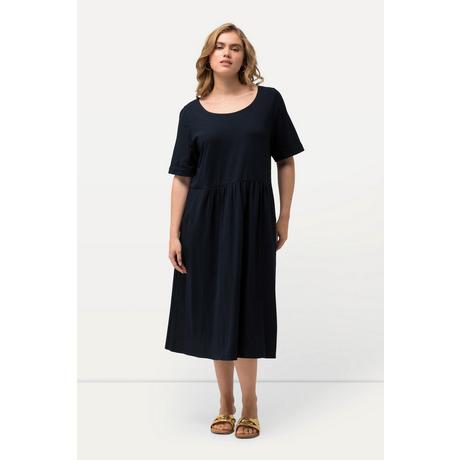 Ulla Popken  Robe midi en jersey, décolleté rond et manches courtes. Silhouette en A évasée. 