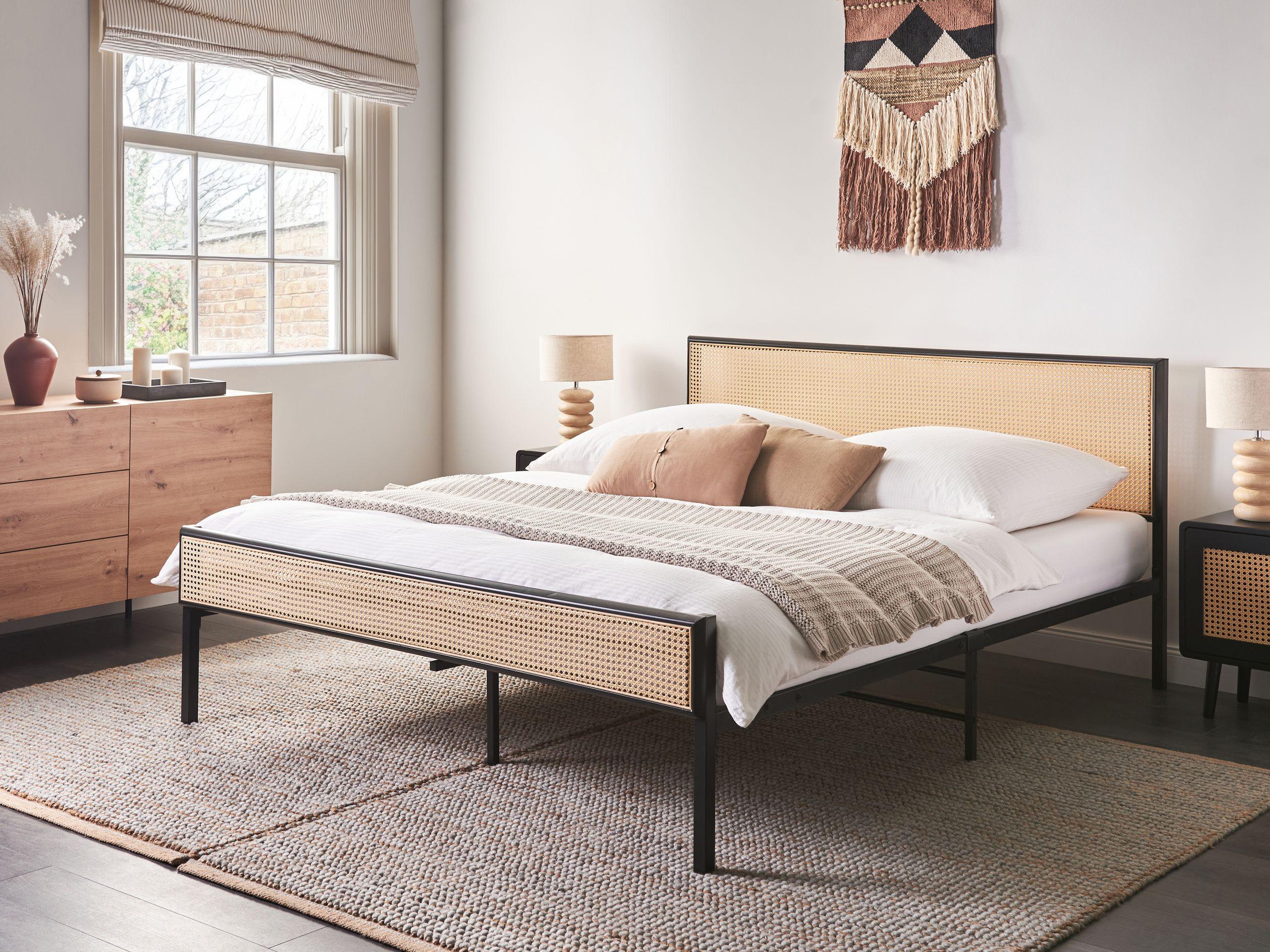 Beliani Lit avec sommier en Métal Moderne AVANTON  