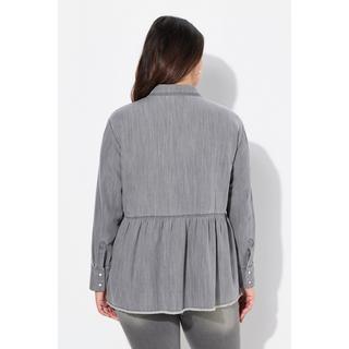 Ulla Popken  Blusa di jeans dal taglio svasato con volant, collo da camicia, maniche lunghe e orlo sfrangiato 