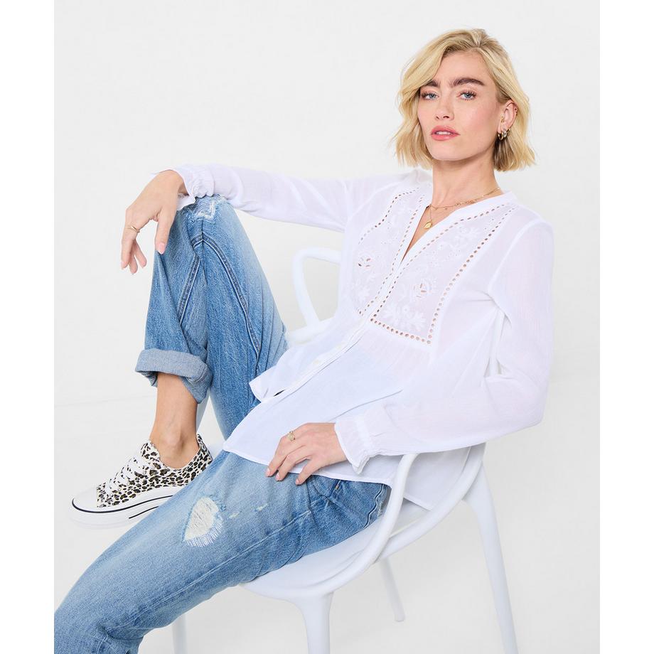 Bluse mit Lochstickerei und Rüschenmanschetten