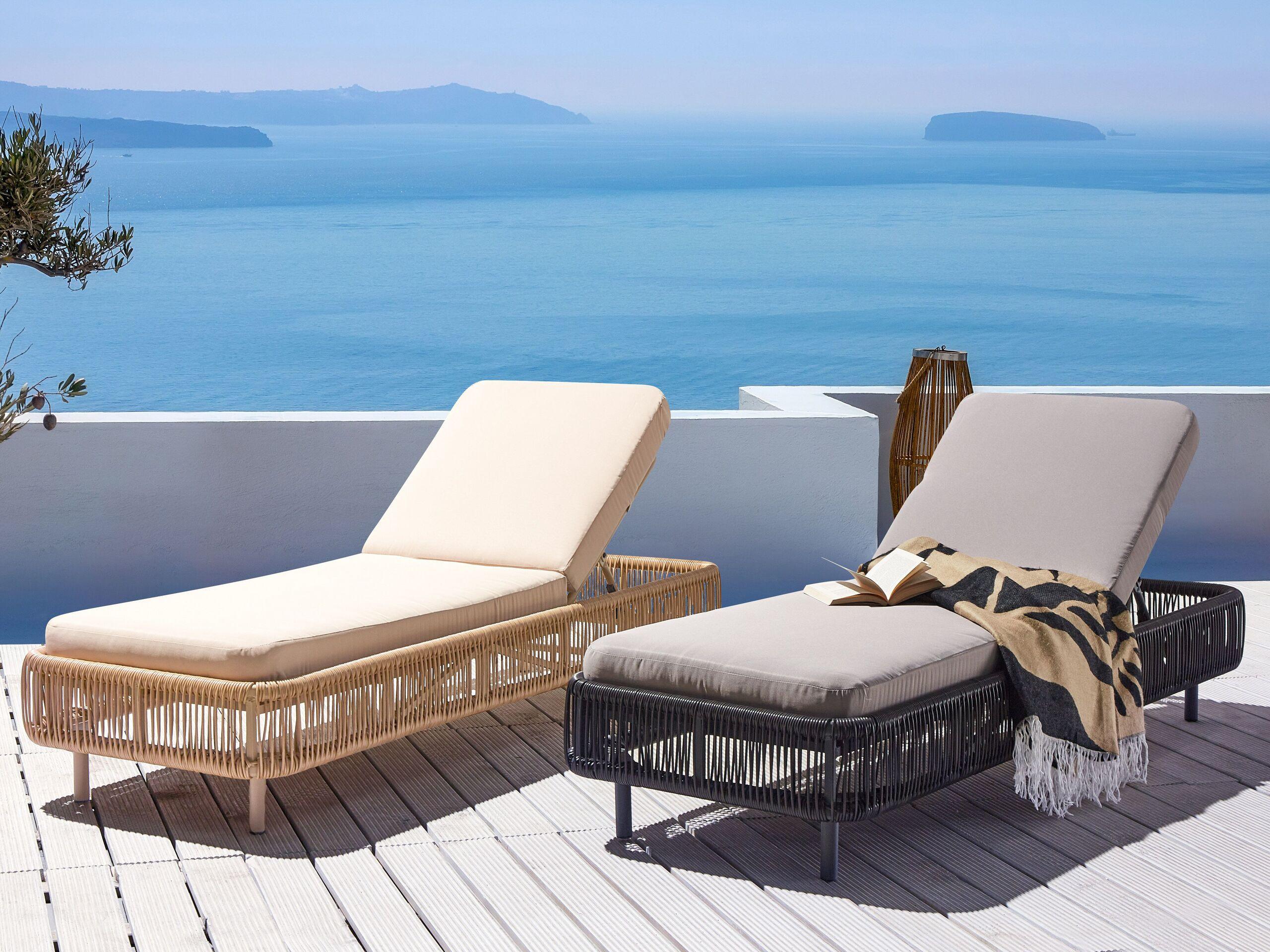 Beliani Sonnenliege mit Kissen aus PE Rattan Boho OSINI  