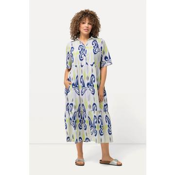 Robe midi motif cachemire. Silhouette en A évasée. Col chemise et manches courtes.