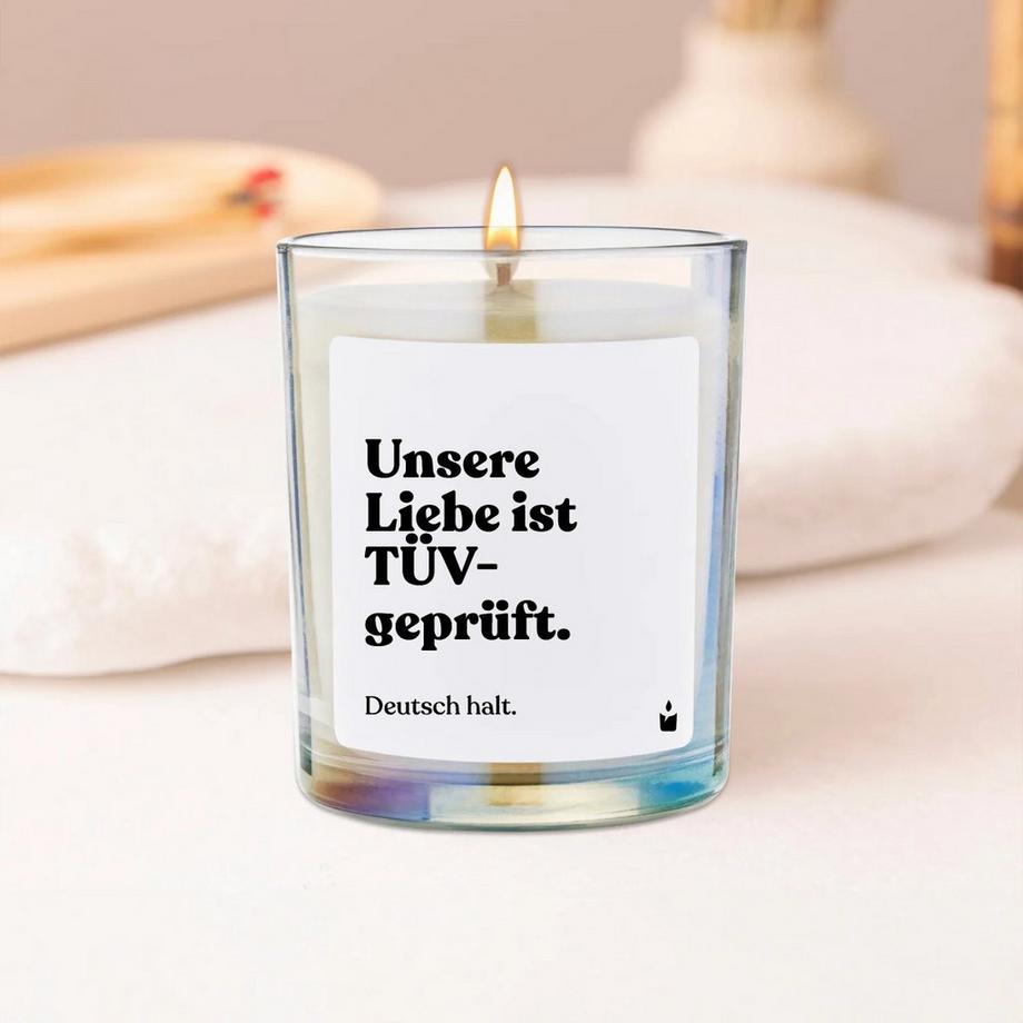 CandleHand Duftkerze Rainbow Woody Unsere Liebe ist TÜV-geprüft. Deutsch halt.  
