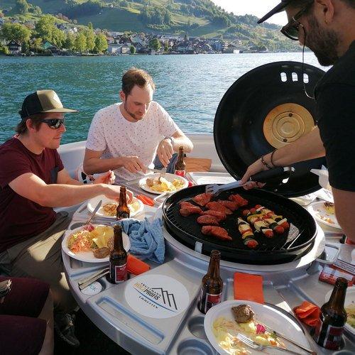 Geschenkidee  Bateau BBQ sur le lac des Quatre-Cantons 1h (pour max. 10 personnes) 