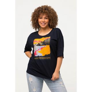 Ulla Popken  T-shirt dal taglio oversize con paesaggio, scollo a girocollo e mezze maniche 