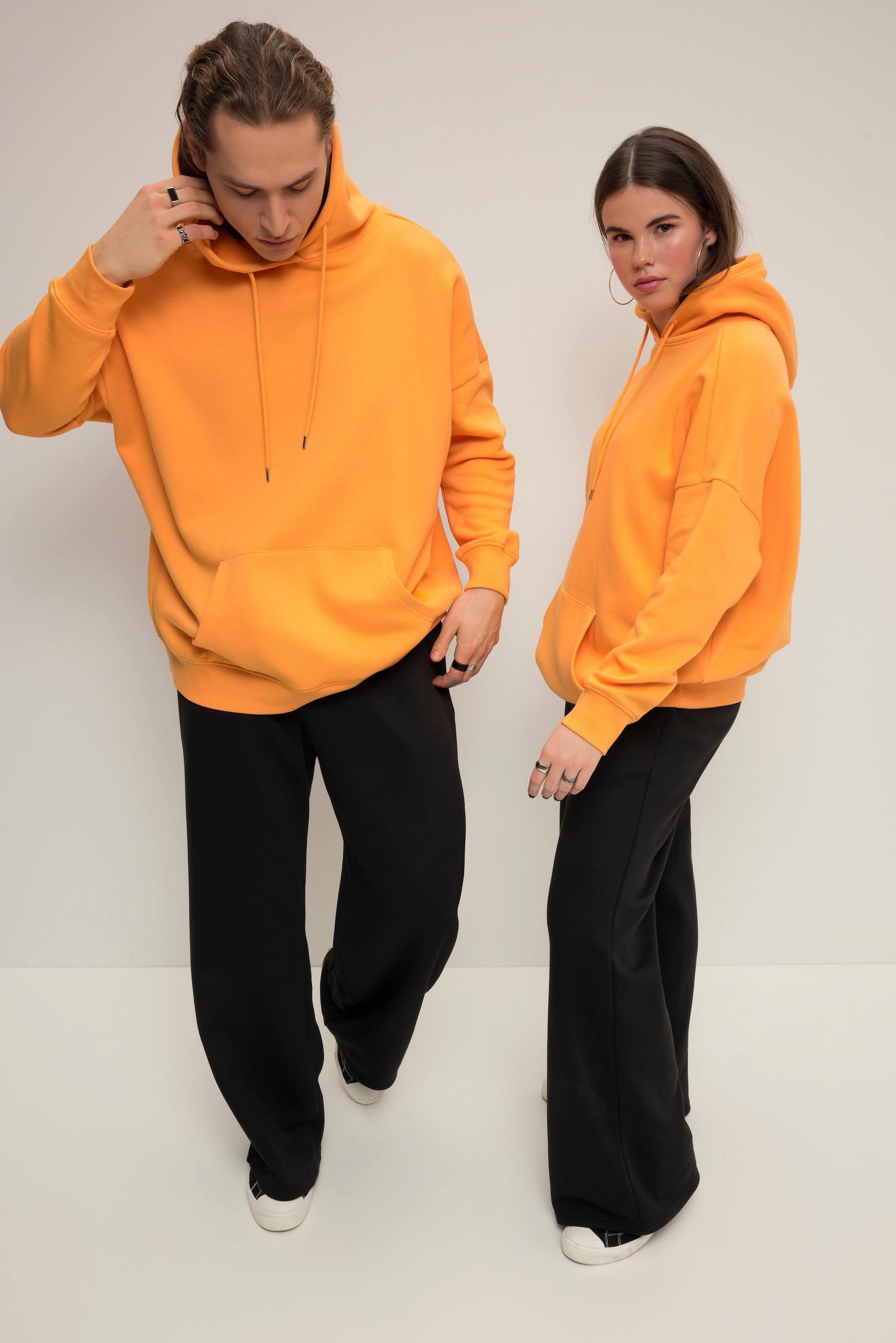 Studio Untold  Sweat à capuche oversized. Imprimé dans le dos, poche kangourou. Unisexe 