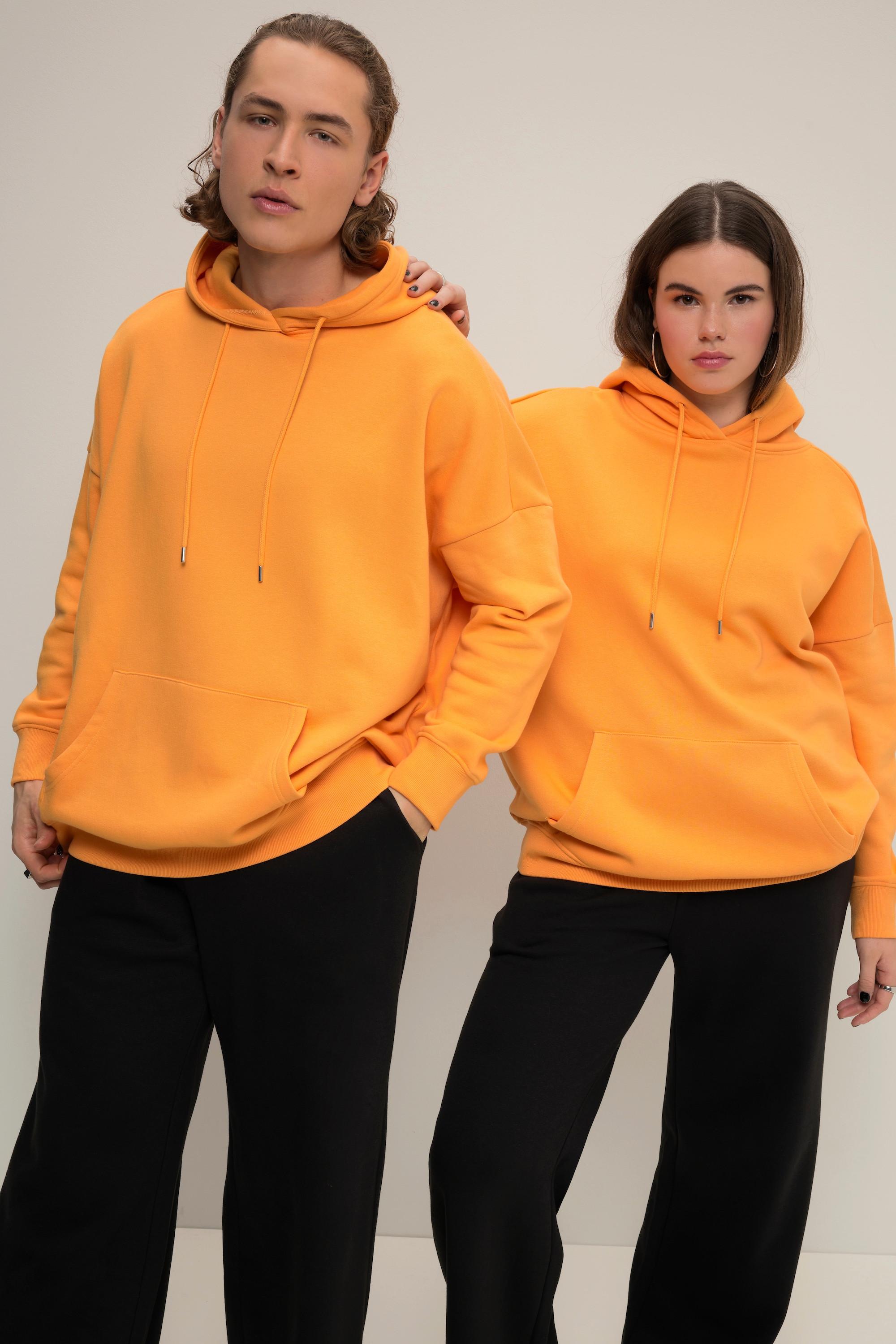 Studio Untold  Sweat à capuche oversized. Imprimé dans le dos, poche kangourou. Unisexe 